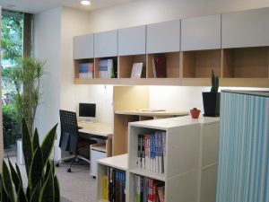 間仕切りや建具にガラスを多く利用した開放感のあるデザイン