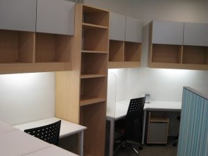 間仕切りや建具にガラスを多く利用した開放感のあるデザイン2