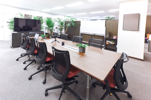 会議室不足を移動式の個室会議室ブースで解決する