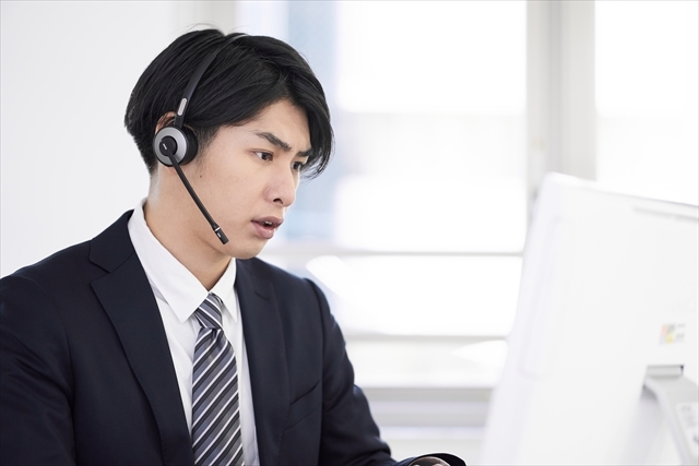 Web会議をする男性