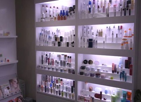 展示什器に合わせて可変造作