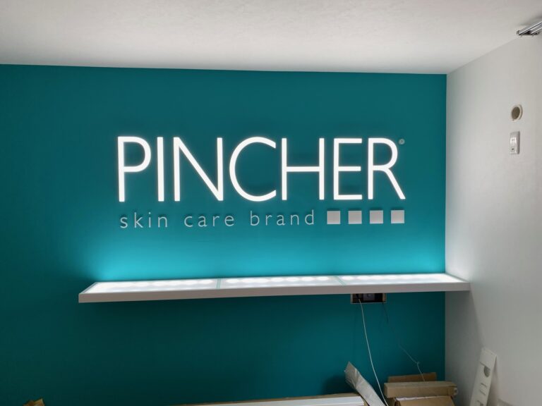 動画配信用スタジオの撮影バックを設置